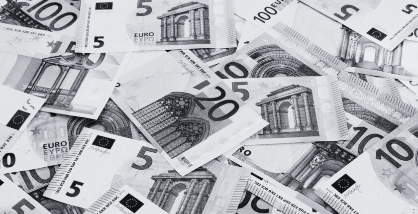Einstiegsgehalter angepasst bei CMS. Noerr, Clifford Chance, Hogan Lovells